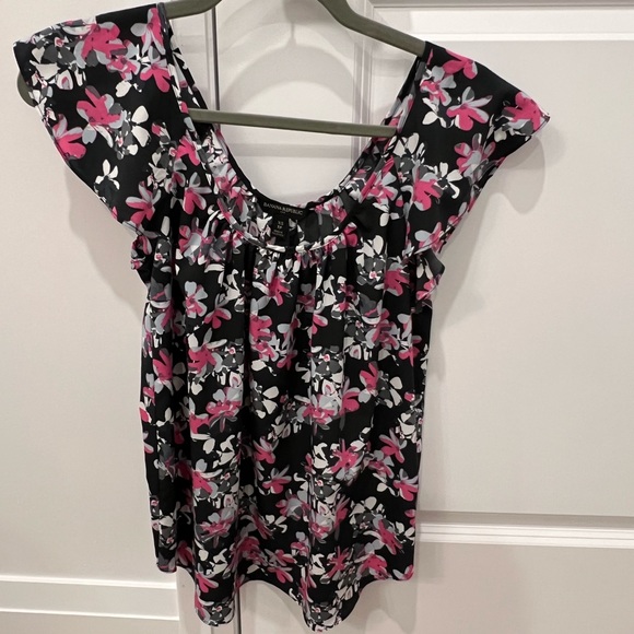 Banana Republic lightweight tank with ruffle sleeves and gathered necklines. - Picture 1 of 3
